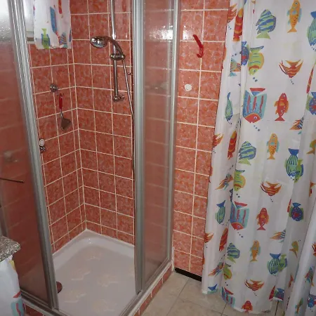 Theo's Lutte Huus Apartmán